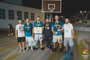 Екипа победници на Street Basket турнирот во Струмица Опен Фест 2019 со медали, пехар и награди од Фротирка.