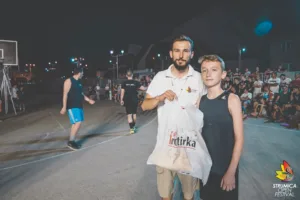 Street Basket турнир на Струмица Опен Фест – млад кошаркар добива награда со бренд подароци од Фротирка.