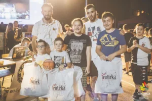 Деца учесници на Street Basket турнирот на Струмица Опен Фест со подароци од Фротирка.