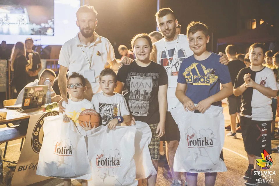 Деца и млади кошаркари на Street Basket турнир во Струмица Опен Фест со подароци од Фротирка.