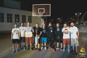 Победнички тим на Street Basket турнирот на Струмица Опен Фест со пехар и поддршка од Фротирка.