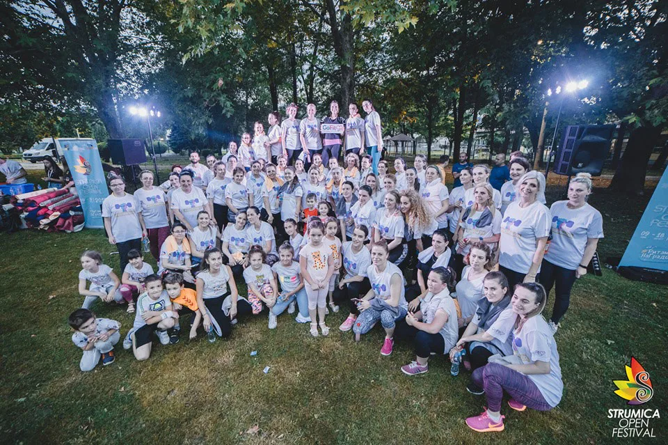 Група учесници на аеробик тренинг ‘Вежбаме во парк со Елена’ на Струмица Опен Фест 2019, со подарени пешкири од Фротирка.