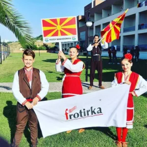 Членови на КУД Гоце Делчев Делчево во македонски носии со знаме и крпа Фротирка на Интернационалниот фолклорен фестивал ТУФАГ 2019 во Турција.