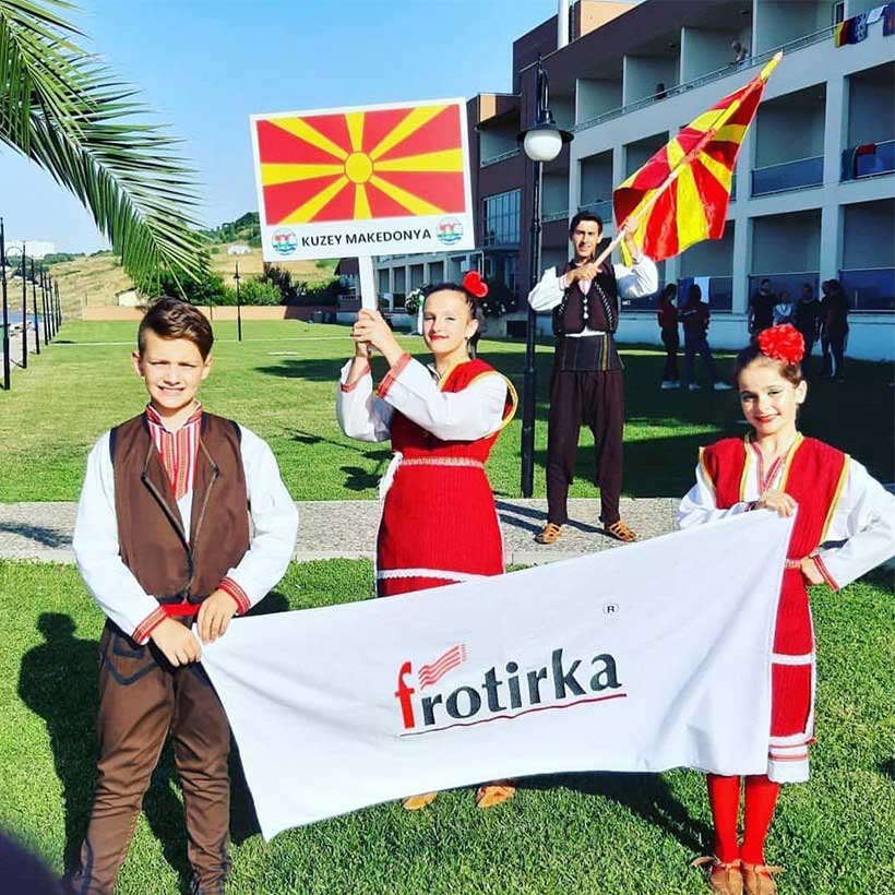 Млади членови од КУД Гоце Делчев Делчево во народни носии со македонско знаме и крпа со логото на Фротирка на Интернационалниот фолклорен фестивал ТУФАГ 2019 во Турција.