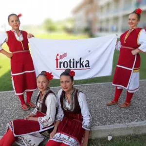 Членки на КУД Гоце Делчев Делчево во традиционални носии држат крпа со логото на Фротирка на фестивалот ТУФАГ 2019 во Турција.