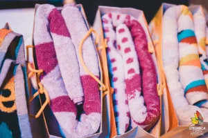 Подароци од Фротирка со шарени крпи за плажа во кеси, доделени на победниците од јубилејната Трка на келнери 2019 на Струмица Опен Фестивал.