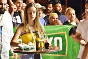 Млада учесничка во јубилејната Трка на келнери 2019 на Струмица Опен Фестивал со пијалоци и кујнска крпа од Фротирка.