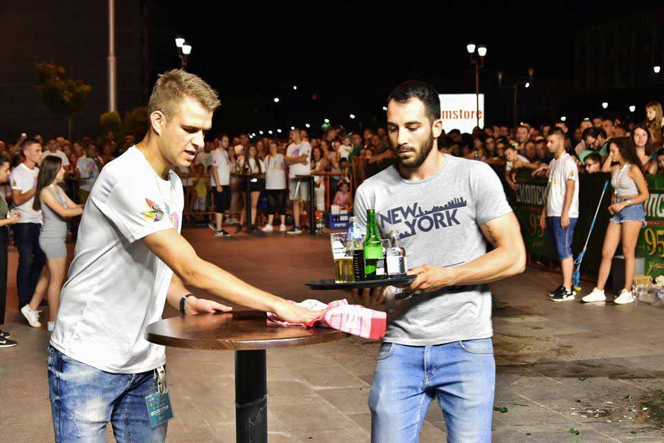 Келнери учествуваат на јубилејната десетта ‘Трка на келнери’ во Струмица Опен Фестивал 2019, со пијалоци и кујнски крпи од Фротирка.