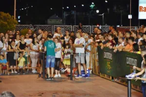 Публика и натпреварувачи на јубилејната Трка на келнери 2019 во Струмица Опен Фестивал со поддршка од Фротирка.