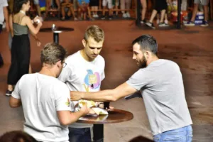 Натпреварувачи на Трка на келнери 2019 во Струмица Опен Фестивал со поддршка од Фротирка.