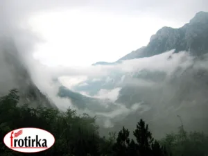 Маглив пејзаж во Јулиски Алпи со густ облак меѓу планинските врвови, фотографија од експедицијата Трилогија Алпи поддржана од Фротирка.