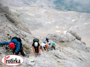 Алпинисти искачуваат стрмни карпи на Триглав со сигурносна опрема – експедиција Трилогија Алпи со поддршка од Фротирка.