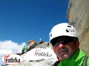 Алпинист на врвот Триглав во Јулиските Алпи со бел пешкир Фротирка, дел од експедицијата искачување на три алпски масиви.