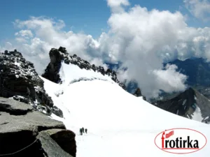 Поглед кон снежниот глечер и врвот Гранд Парадизо 4061 м.н.в. во Грејски Алпи, фотографија од македонската експедиција со Фротирка.