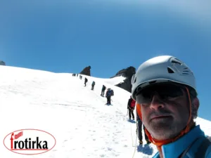 Алпинисти со Фротирка експедиција се искачуваат по глечер кон врвот Гранд Парадизо 4061 м.н.в. во Грејски Алпи.