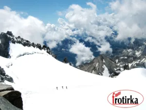 Алпинисти од Фротирка експедиција се движат по снежниот глечер кон врвот Гранд Парадизо во Грејските Алпи.