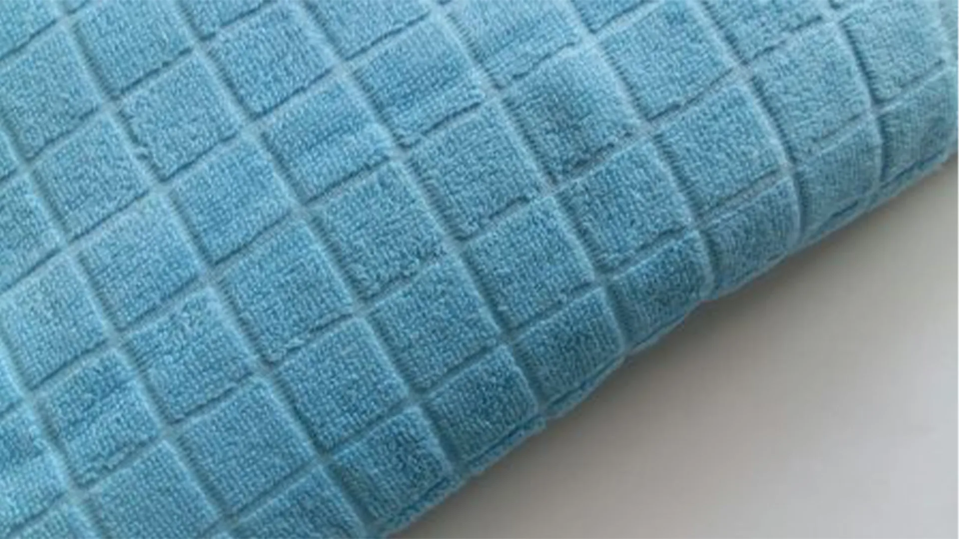 Памучна фротирска прекривка Елена во сина боја со препознатлив дезен квадрати – безвременски модел од Фротирка популарен со децении.