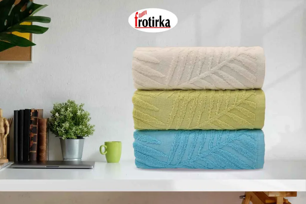 Нови модели на фротирни пешкири во крем, зелена и сина боја со модерен релјефен дезен, дел од јулската флаерска понуда на Фротирка.