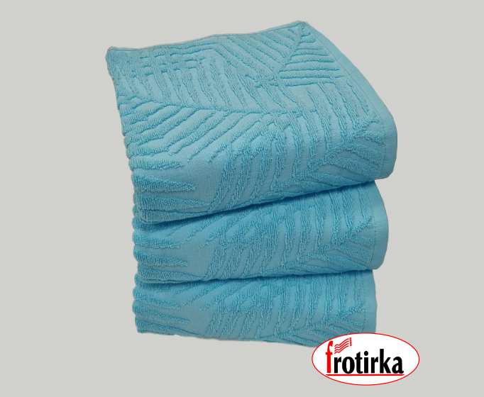 Три светло сини фротирни пешкири со модерен релјефен дезен, дел од тренд боите за сезоната септември 2022 од Фротирка.