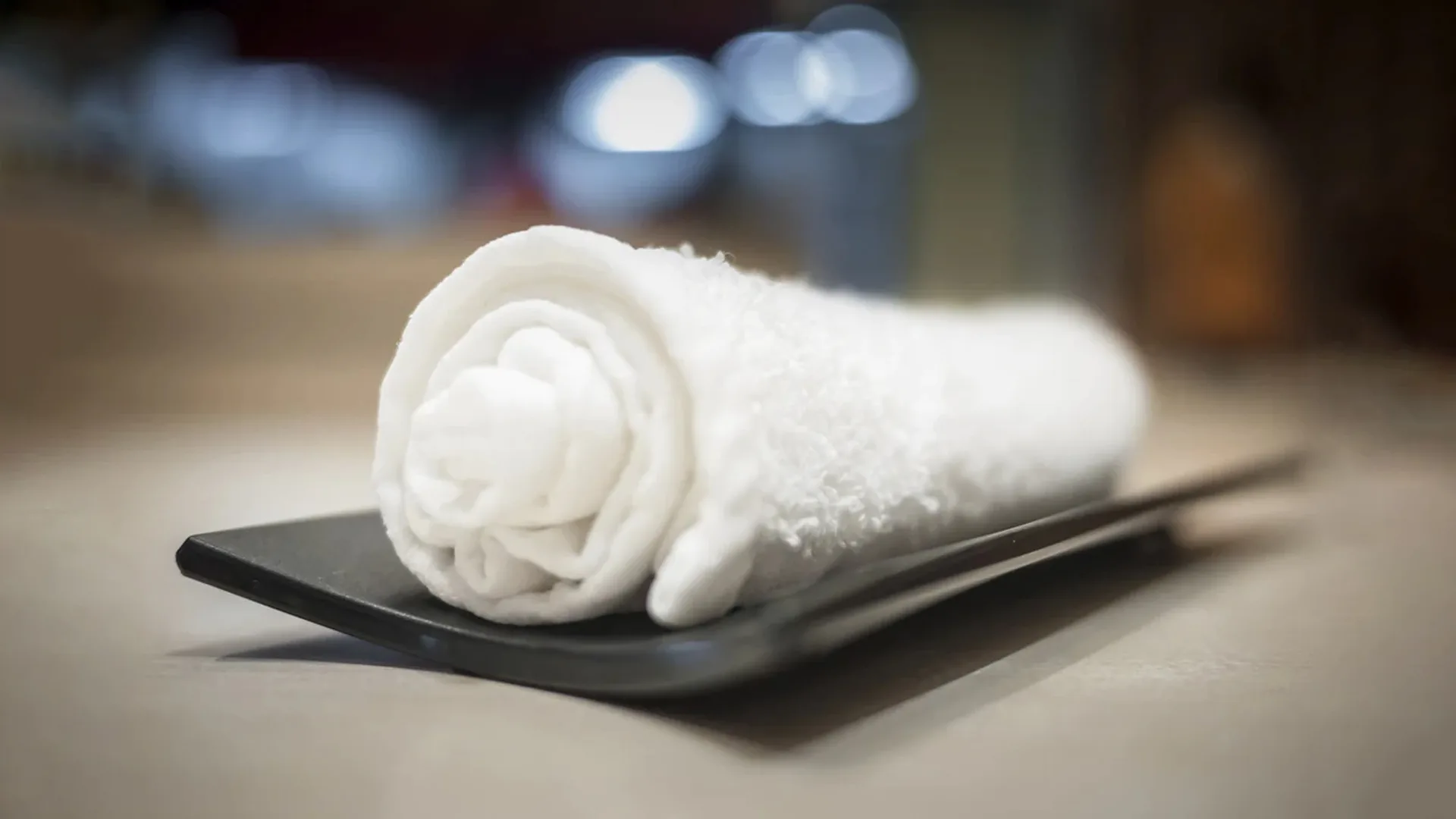 Ошибори пешкир – мало бело пешкирче свиткано во ролна на послужавник, традиционално јапонско пешкирче за гостопримство и освежување.