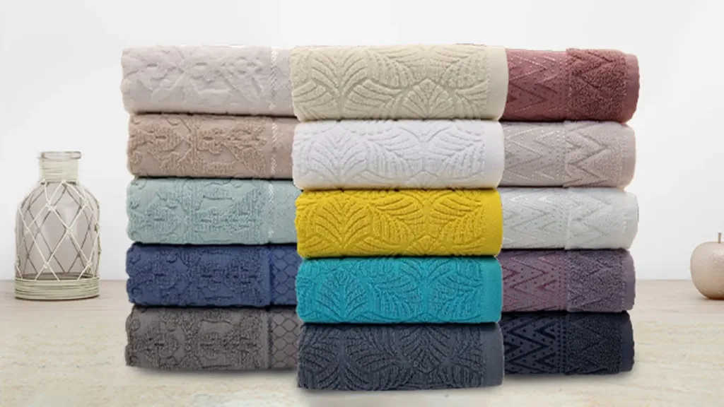 Сет од памучни пешкири во есенски бои – жолта, кафеава, сива и темна виолетова, совршени за удобност, стил и топлина во домот.