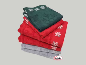 Сет од празнични пешкири во зелена, црвена и сива боја со снегулки, идеални за декемвриски подарок и празнична атмосфера во домот.