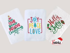 Празнични пешкири со новогодишни пораки и шарени мотиви, идеални за подароци и внесување празнична атмосфера во домот.
