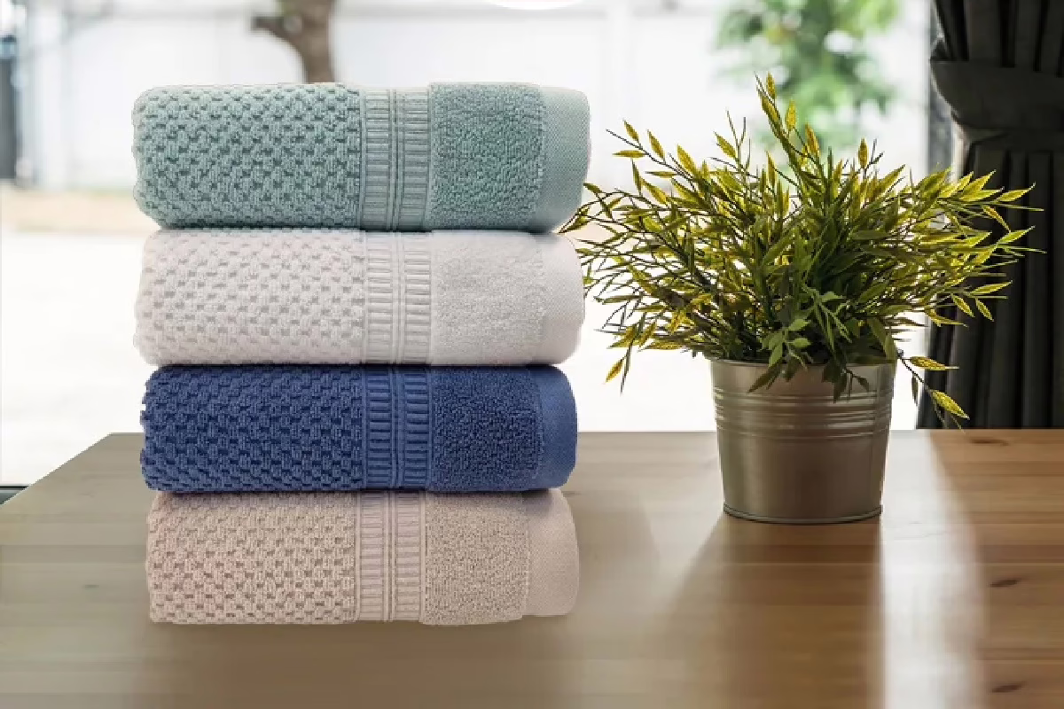 Сет од четири висококвалитетни пешкири за бања во сини, беж и зелени нијанси, меки и совршени за апсорпција.